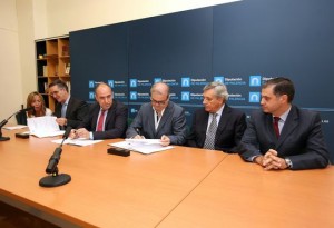 Firma del convenio entre Diputación de Palencia y CD Maristas. Servicio de Prensa de Diputación de Palencia