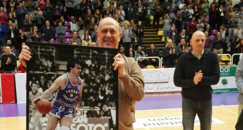 Quino Salvo en su homenaje en Valladolid. Foto Solobasket.com