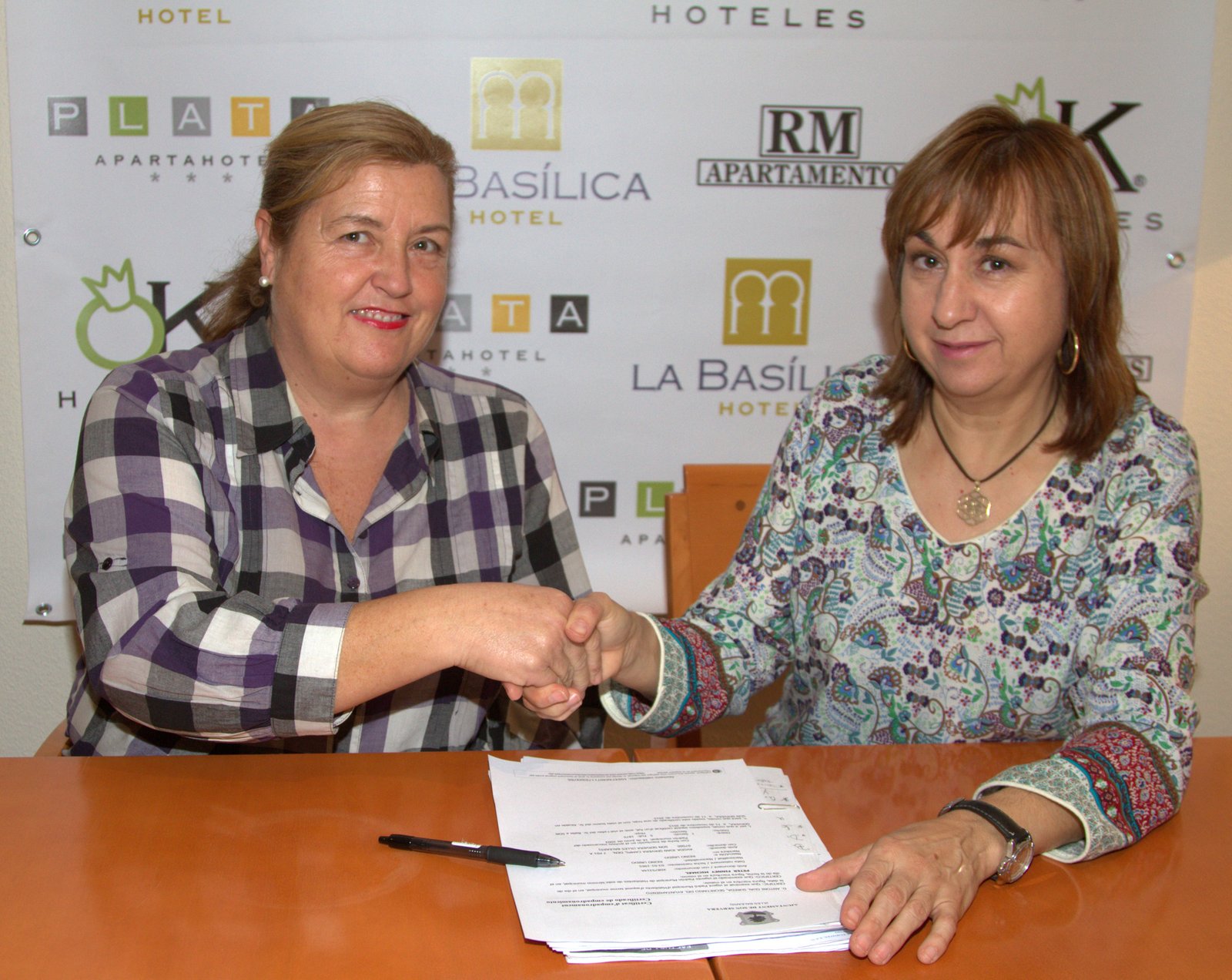 Izquierda: Rosario Sanchez Presidenta del CD Baloncesto Venta de Baños Derecha : Asunción Renedo Grupo RENEMA HOTELES S.A.